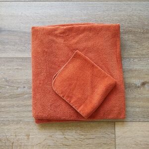 Fieldcrest Vintage 1970s, 1980s Burnt Orange Bath Towel And Wash Cloth Set USA